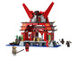 Un château Lego Ninjago rouge avec des figurines de ninjas.