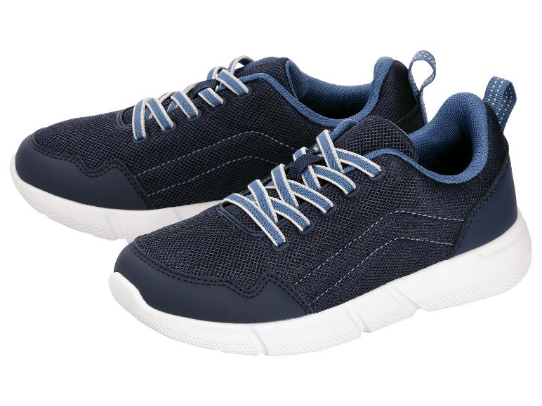 Une paire de chaussures de sport bleues avec des lacets blancs et bleus.