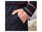 Pantalon bleu avec un t-shirt à rayures avec des rayures rouges.