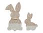 Deux lapins de Pâques en bois, un grand et un petit, avec une queue en peluche.