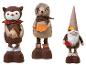 Décorations d'automne : une chouette, un hérisson et un gnome dans des tons marron et orange.