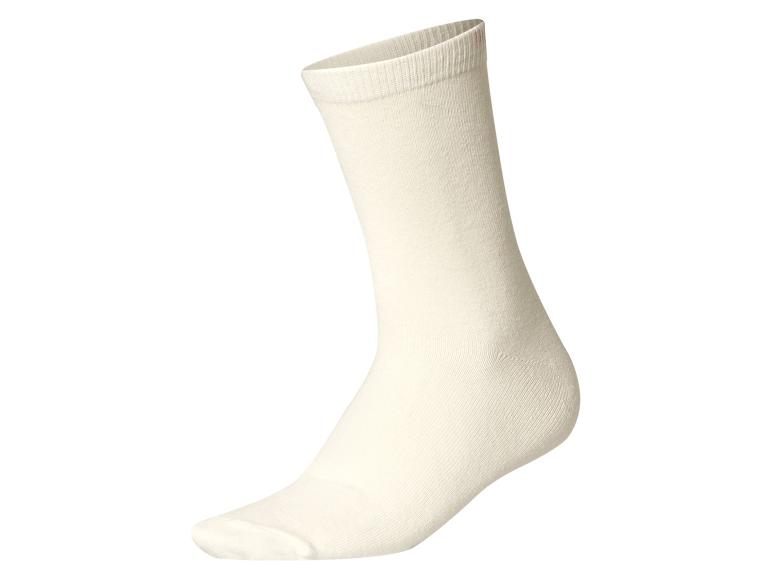 Chaussette beige sur fond blanc