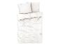 Une parure de lit blanche avec un motif paisley.