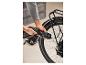 Un homme gonfle un pneu de vélo avec une pompe électrique Crivit.