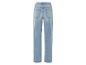 Un jean bleu clair pour femme.