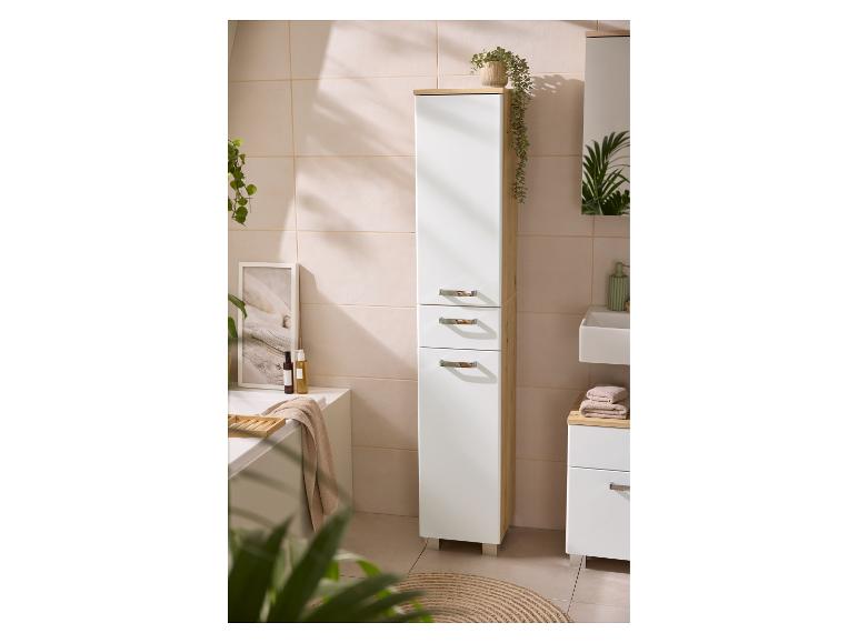 Meubles de salle de bain : colonne blanche et meuble sous-vasque avec détails imitation bois.