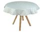 Une table ronde avec une nappe rayée.