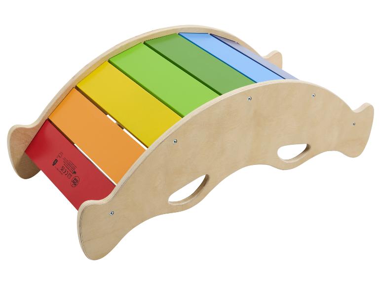 Planche d'équilibre en bois courbée avec des lattes aux couleurs de l'arc-en-ciel