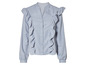 Une chemise bleu clair à manches longues avec des volants.