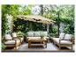 Ensemble de mobilier de patio extérieur avec un grand parasol beige, des canapés en bois et une table basse.