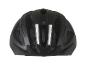Un casque de vélo noir avec des bandes réfléchissantes.