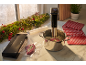 Sous vide et scelleuse sous vide avec viande, décorations de Noël et torchons à carreaux.