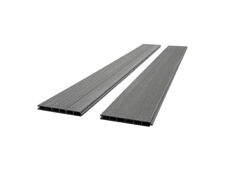 Deux planches de terrasse composites grises avec chambres creuses visibles