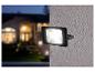 Un éclairage extérieur noir monté sur le mur d'une maison.
