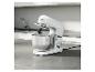 Un robot de cuisine SilverCrest blanc avec un bol en acier inoxydable.
