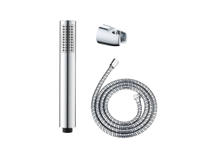 Une pomme de douche, un support mural et un flexible de douche chromés.