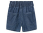 Un short en jean bleu avec une taille élastique.