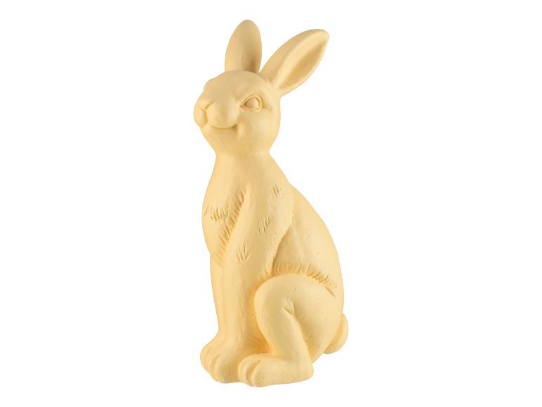 Une figurine de lapin jaune pastel.