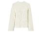 Un pull blanc en tricot à manches longues.