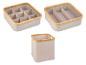 Boîtes de rangement en tissu beige avec cadre en bambou : une avec compartiments, une autre plus grande et une corbeille.