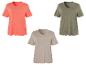 Trois t-shirts à manches courtes: corail, kaki et beige.