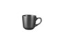 Une tasse gris foncé sur un fond blanc.