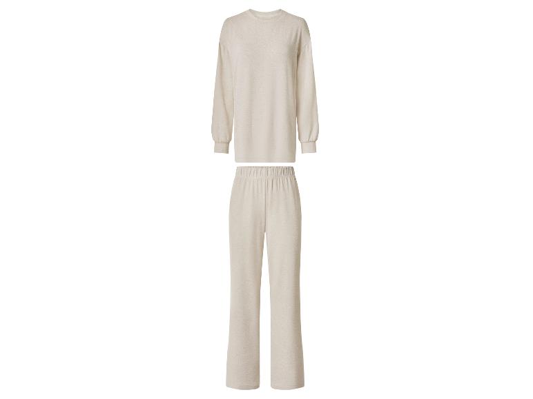 Ensemble de pyjama beige deux pièces avec haut à manches longues et pantalon ample.