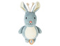 Un lapin en peluche gris avec un anneau en bois.