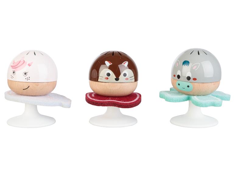 Trois hochets pour bébés avec des motifs d'animaux : une licorne, un écureuil et un cheval.