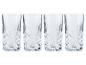 Quatre verres avec un motif gravé.