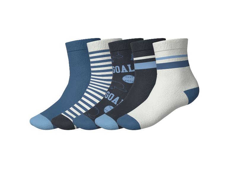 Cinq paires de chaussettes pour hommes en bleu, blanc et bleu marine avec rayures et motifs sportifs.