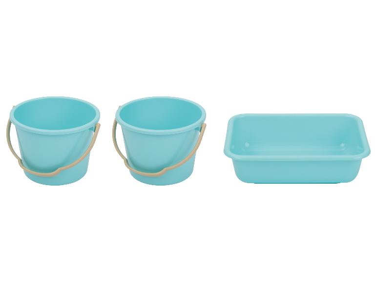 Deux seaux turquoises et une bassine rectangulaire turquoise.