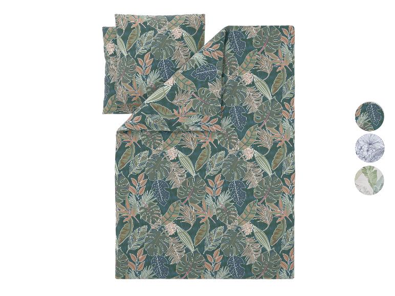 Parure de lit avec motif de feuilles tropicales dans des tons verts, bruns et bleus.