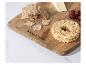 Plateau de fromages Russell Hobbs avec crackers et raisins.