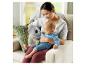 Maman et bébé assis sur un canapé avec une peluche koala lumineuse.