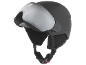 Casque de ski gris foncé avec visière gris clair et jugulaire noire.