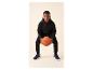 Garçon en sweat à capuche noir et pantalon de survêtement tenant un ballon de basket.