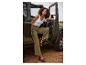 Pantalon et top près d'un Jeep.