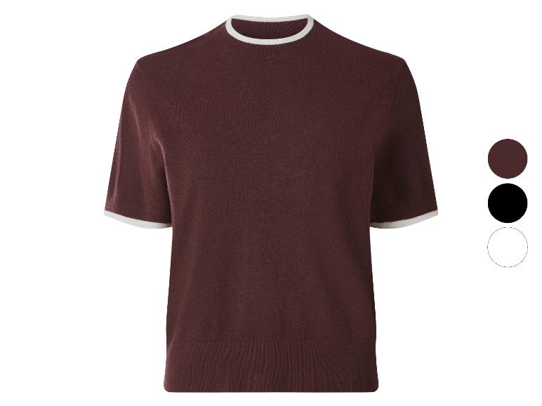 T-shirt en maille bordeaux à manches courtes et col rond avec liseré blanc.
