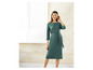 Une femme portant une robe verte avec une ceinture.