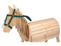 Un cheval en bois avec des rênes vertes.