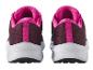 Une paire de baskets bordeaux et rose pour le sport.