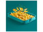 Des pommes de terre hachées dans un plat de cuisson turquoise de Cook.