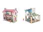 Deux maisons de poupées en bois avec des meubles et des figurines.