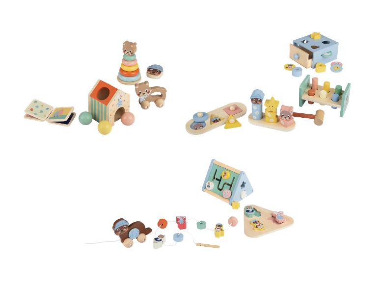 Une collection de jouets en bois pour bébés, comprenant une tour à empiler, des trieurs de formes et un labyrinthe.