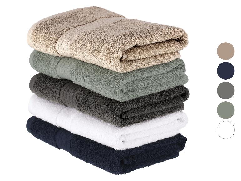 Pile de serviettes éponge de différentes couleurs.