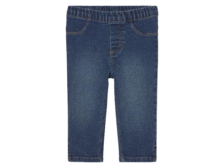 Un jean bleu pour bébé.