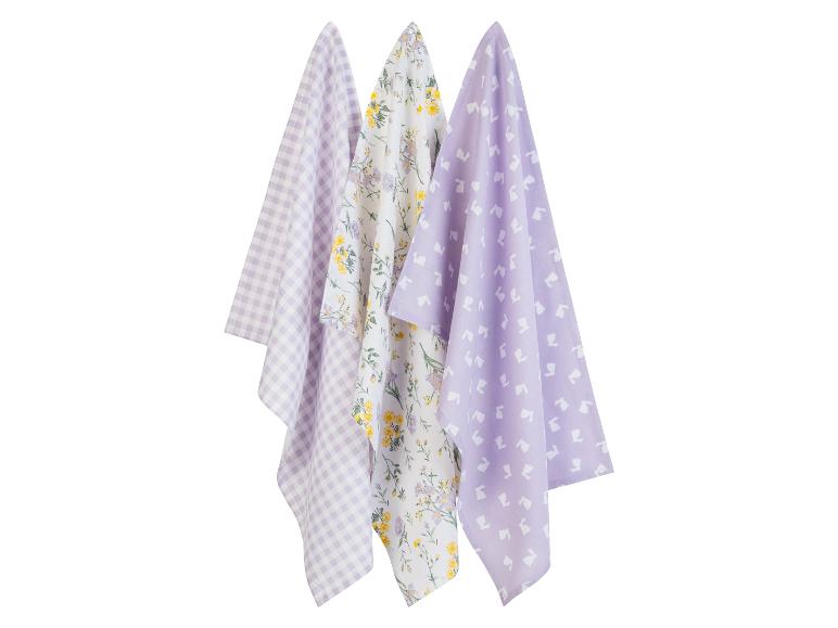 Trois torchons avec des motifs floraux, de lapins et à carreaux.