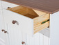 Une commode blanche avec un tiroir ouvert et un intérieur en bois.