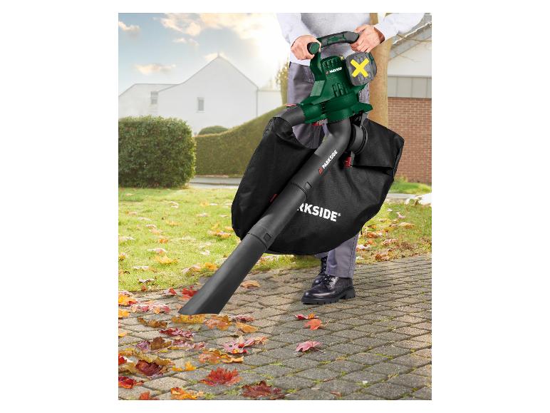 Homme utilisant un souffleur de feuilles électrique pour nettoyer les feuilles tombées d'une allée.
